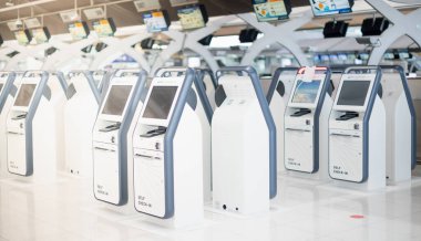 Otomatik kayıt yaptıran yolcuların çoğu seyahat ya da havaalanında çalışmaya hazırlanıyor. Covid-19 salgını yüzünden..