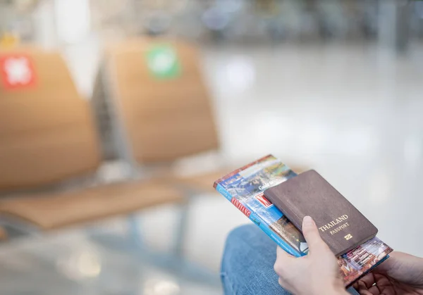 Aufgrund Des Covid Epidemiepandemie Konzepts Hält Eine Frau Flughafen Reisepass — Stockfoto