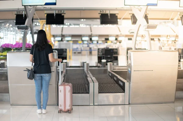 Die Rückansicht Der Asiatischen Reisenden Mit Gepäck Bereiten Sich Auf — Stockfoto