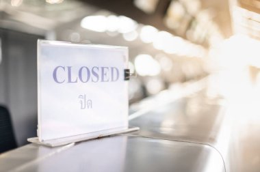 Covid19 salgını nedeniyle havaalanındaki uçuş kartındaki çek defterine 