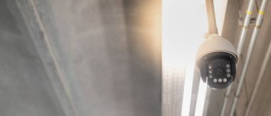 İnceleme için tavanda asılı duran güvenlik kamerası ve havaalanının otoparkındaki insanların güvenliği için suçluları koruma kamerası..