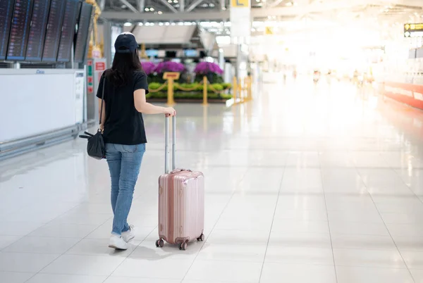 Die Rückansicht Einer Asiatin Mit Koffer Und Chirurgenmaske Bereitet Den — Stockfoto