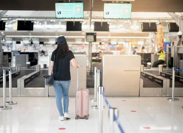 Tylny Widok Azjatyckiej Kobiety Podróżującej Bagażem Przygotowuje Się Odprawy Przy — Zdjęcie stockowe