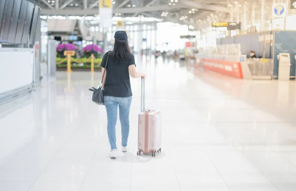 Asiatin Mit Koffer Und Chirurgenmaske Bereitet Sich Auf Den Check — Stockfoto