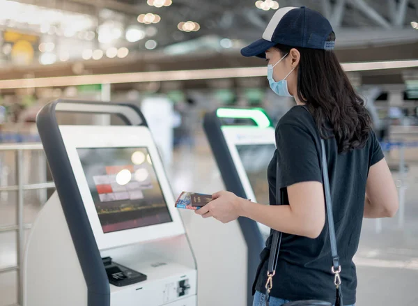 Mão Feminina Usando Check Auto Atendimento Para Obter Cartão Embarque — Fotografia de Stock