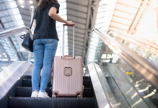 Asiatisches Mädchen Mit Lässigem Shirt Und Koffergepäck Auf Der Rolltreppe — Stockfoto