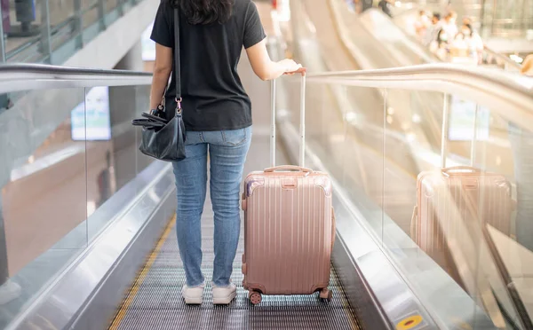 Asiatisches Mädchen Mit Lässigem Shirt Und Koffergepäck Auf Der Rolltreppe — Stockfoto