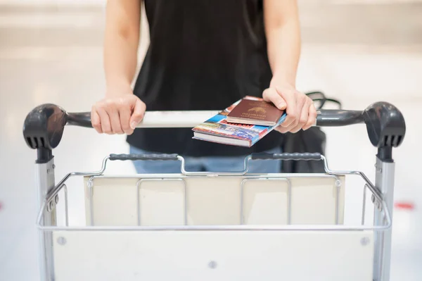 Aufgrund Des Covid Epidemie Pandemie Konzepts Hält Eine Frau Flughafen — Stockfoto