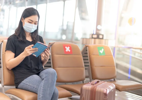 Asiática Viajante Vestindo Marca Cirúrgica Com Bagagem Mão Aeroporto Internacional — Fotografia de Stock