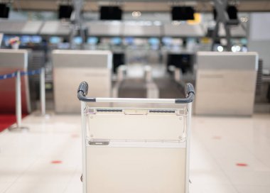 Covid-19 salgını yüzünden havaalanında valiz taşımak için beyaz tramvay..