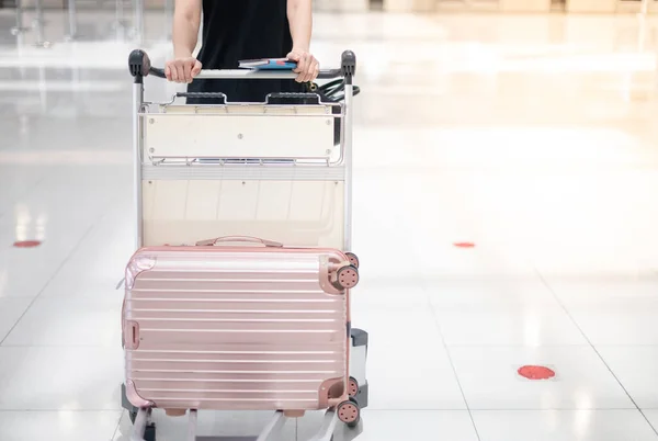 Aufgrund Des Covid Epidemie Pandemie Konzepts Hält Eine Frau Flughafen — Stockfoto