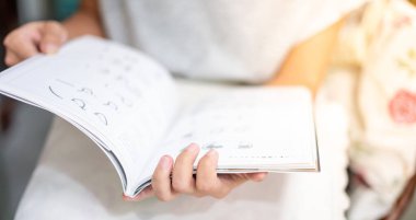 Oturma odasındaki kanepede otururken rahatlamak için adım adım dikişleri atan kadın el ele tutuşma şablonu..