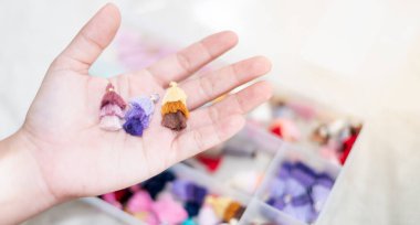 Çok renkli püsküllerle süslenmeyi ya da deri çanta ile süslenmeyi ya da hobi ve eğlence konseptiyle süslenmeyi seçiyor.. 