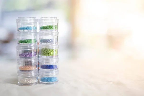 Wielokolorowe Koraliki Plastikowej Wieży Pudełkowej Oddzielić Kolor Produkcji Akcesoriów Biżuterii — Zdjęcie stockowe