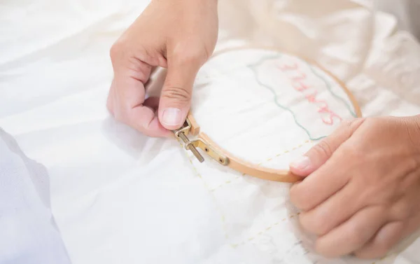 Mano Femminile Tenere Cornice Ricamo Legno Preparare Lavoro Sul Cotone — Foto Stock