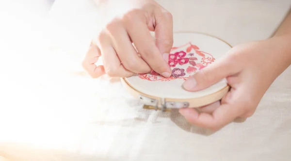 Femmina Mano Tenendo Telaio Legno Ricamo Ago Lavoro Sul Modello — Foto Stock