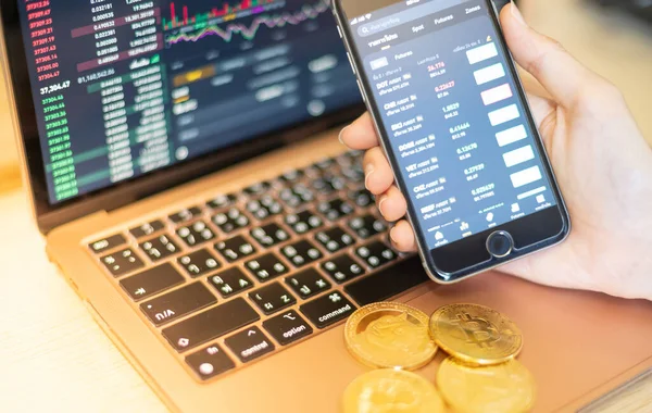 Azienda Che Detiene Smartphone Gli Investitori Trading Con Moneta Criptovaluta — Foto Stock