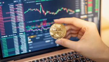 Bir altın dalgalı sikke Kripto para. Kripto para ticareti için kripto para grafiği olan bir iş kadını..