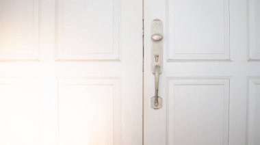 Klasik paslanmaz kapı tokmağı ya da beyaz ahşap kapı kolu her zaman kapalı olduğu için kapanır..