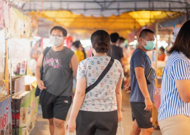Bangkok Tayland Haziran 04: 2021: Yürüyen ve yerel pazardan gıda hammaddesi alan kadınların arka görünümü.