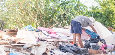 İşçiler çöp kutusu yönetiminde çalışıyor ve sağlık riskleri yeterli düzeyde değil. Kirlilik kavramı.