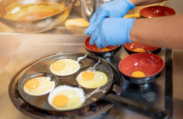 Chef Indossando Guanti Chirurgici Cucinare Uova Fritte Preparano Ordinazione Con — Foto Stock