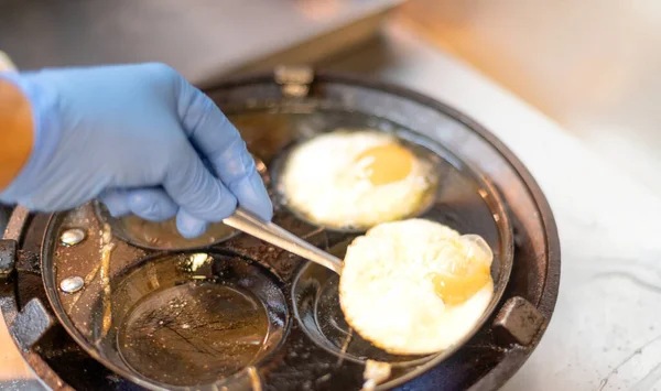 Chef Indossando Guanti Chirurgici Cucinare Uova Fritte Preparano Ordinazione Con — Foto Stock