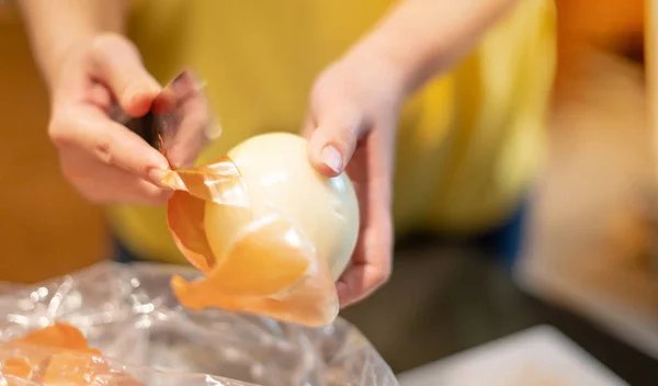 Chef Taglio Cipolla Preparazione Della Materia Prima Cottura Del Cestino — Foto Stock