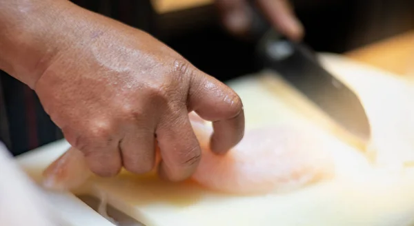 Mano Maschile Dello Chef Scorrevole Pesce Sul Tagliere Prepara Cucinare — Foto Stock