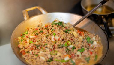 Taylandlı kadın şefin lokantadaki beslenme çantasıyla kırmızı baharatlı tavuk pişirip eve götürmek için sattığı tabağı kapatın..