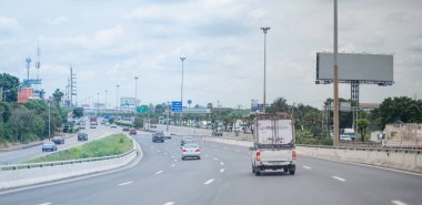 BANGKOK, THAILAND - 24 AĞUSTOS 2021: Trafik sıkışıklığında trafikten kaçmak için otoyol boyunca arabayı sürerken sürücünün görüntüsü.