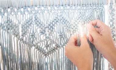 Açık mavi ipli ve dokuma desenli kadın el yapımı Macrame. Ve DIY iç dekorasyon konsepti.