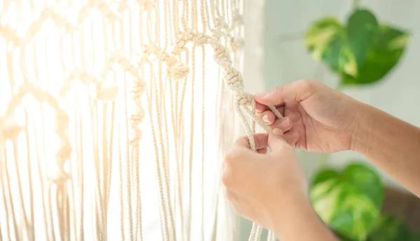 Açık Bej Ipli Dokuma Desenli Kadın Yapımı Macrame Diy Dekorasyon — Stok fotoğraf