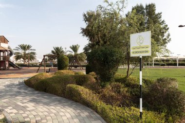 Al Ain, BAE 'deki halk aile parkı Covid-19 kısıtlamaları nedeniyle boş duruyor.