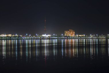 Büyük bayrak direğinden alınan Abu Dabi Corniche 'nin gece silueti.