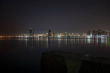 Büyük bayrak direğinden alınan Abu Dabi Corniche 'nin gece silueti.