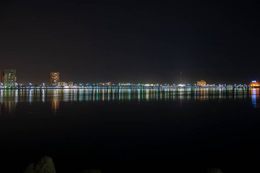 Büyük bayrak direğinden alınan Abu Dabi Corniche 'nin gece silueti.