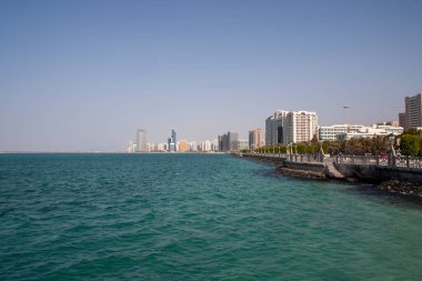 Abu Dabi Corniche rıhtımının gündüz silueti