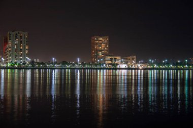 Büyük bayrak direğinden alınan Abu Dabi Corniche 'nin gece silueti.