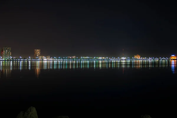 Nocna Panorama Abu Dhabi Corniche Zabrana Dużego Masztu Flagowego — Zdjęcie stockowe