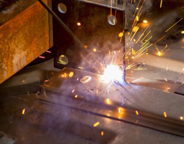 Yapım sırasında Ark Kaynağı 'nın iki çelik parçasını yakın çekim görüntüsü