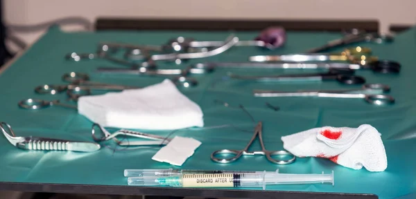 在复杂的外科手术中 两个注射器躺在一个麻醉的医疗托盘上 — 图库照片
