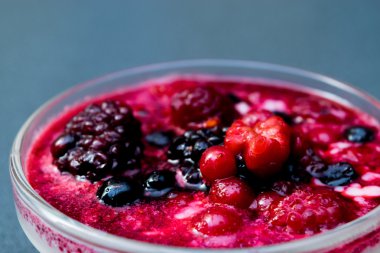 Panna cotta meyve tepesi ile