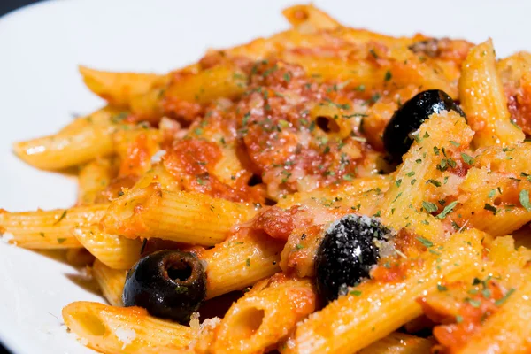 Итальянская паста с черными оливками — стоковое фото