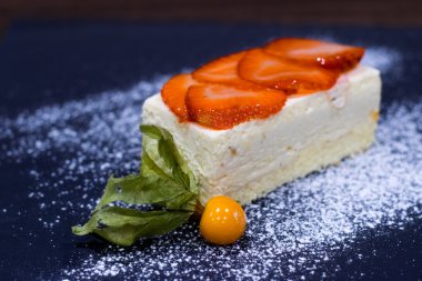 Peynirli kek çilek tepesi ile