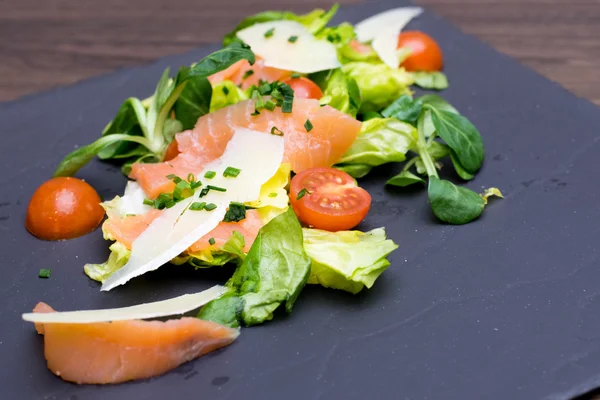 Somon ve peynirli füme salata.