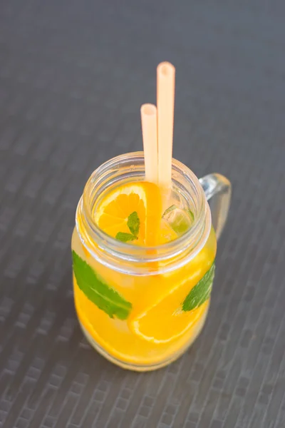 Свежий летний лимонад с апельсином и мятой — стоковое фото