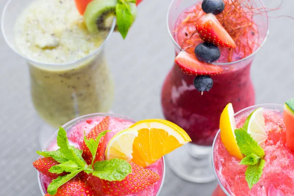 Fresh summer smoothie drinks — Stock Photo, Image
