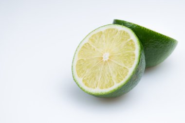 Taze kesilmiş limon - izole