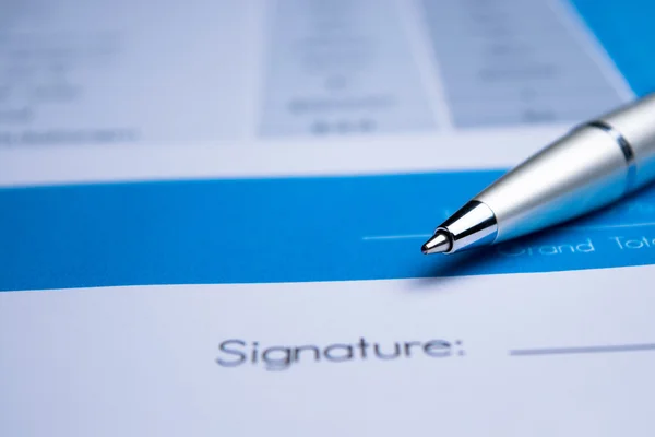 Overeenkomst - ondertekening van een contract — Stockfoto